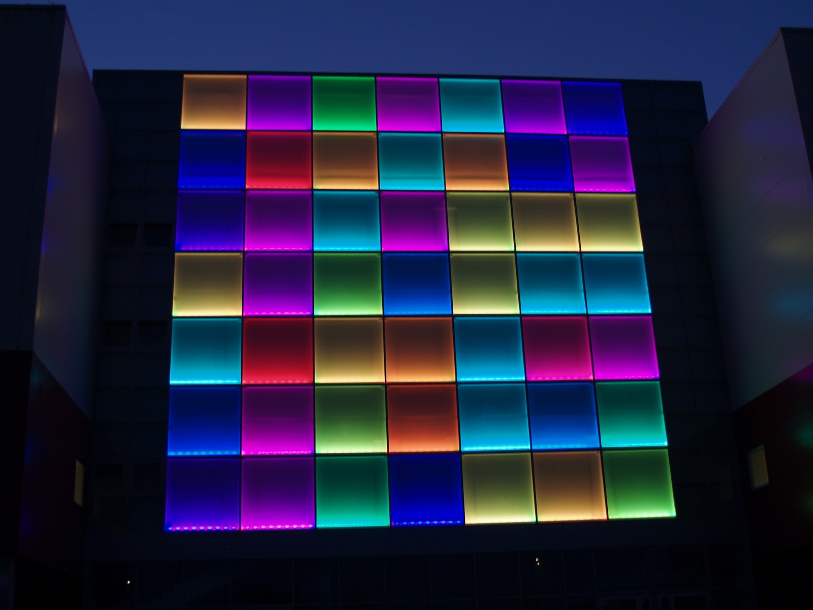 ПОДСВЕТКА ТОРГОВО-РАЗВЛЕКАТЕЛЬНОГО ЦЕНТРА